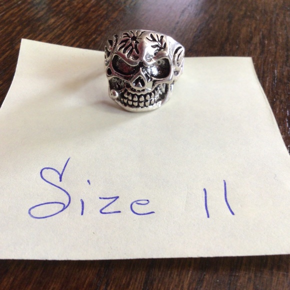 Lot of 8 heavy skull rings. Various sizes - Picture 5 of 9